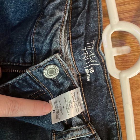 Plus size women’s distressed jeans - Picture 2 of 6